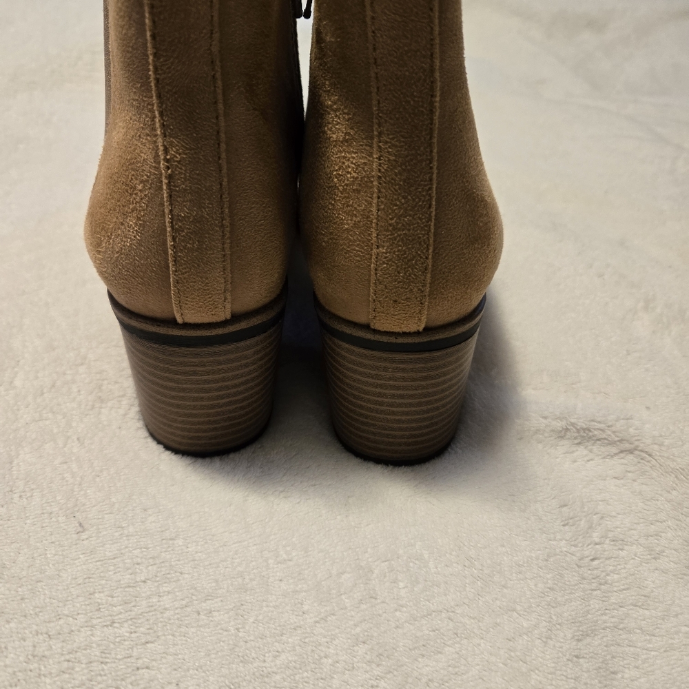 White Mountain Womens Tan Ankle Boots Faux Suede 2.5" Heel Size 8.5 - Picture 8 of 10